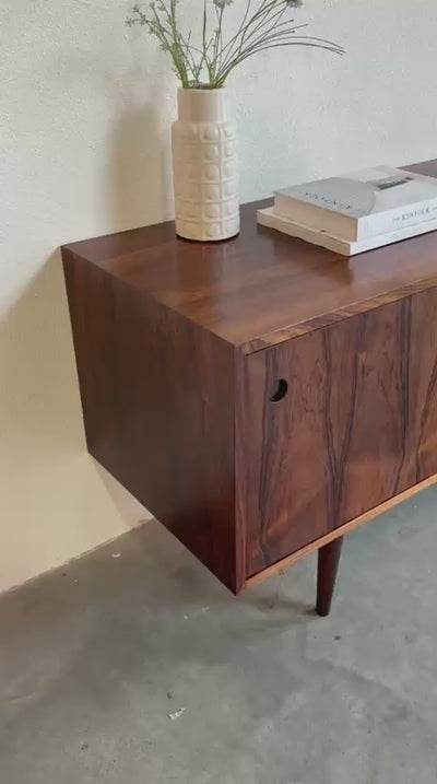 
                  
                    Laad en speel video in Galerijweergave, Mid century lowboard palissander schuifdeuren Kofod Larsen
                  
                