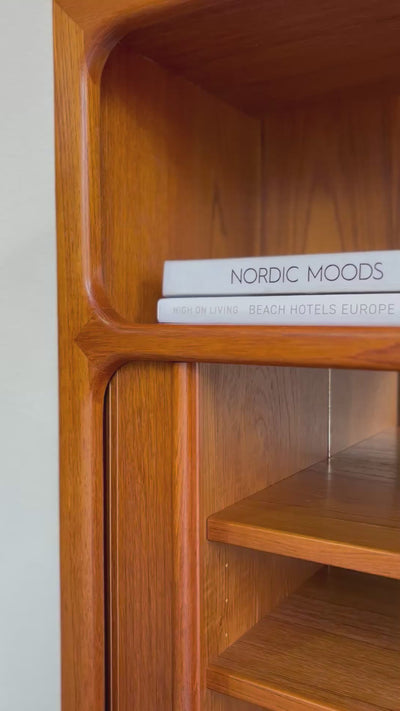 
                  
                    Laad en speel video in Galerijweergave, Mid century design highboard - dressoir Dyrlund teak tambour
                  
                