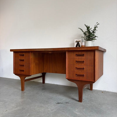 
                  
                    Ruim 2 - zijdig Deens vintage bureau teak - LOUI.STORE
                  
                