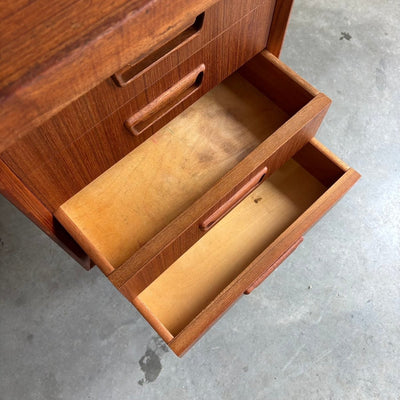 
                  
                    Ruim 2 - zijdig Deens vintage bureau teak - LOUI.STORE
                  
                