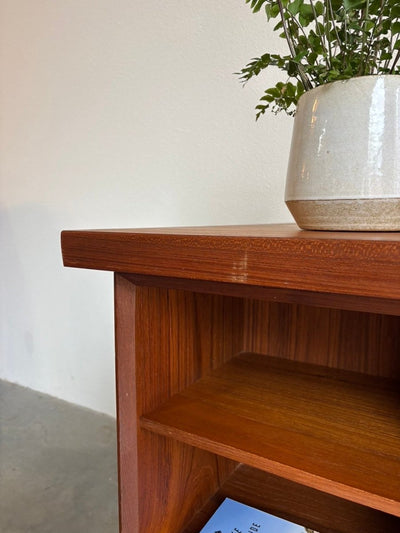 
                  
                    Ruim 2 - zijdig Deens vintage bureau teak - LOUI.STORE
                  
                