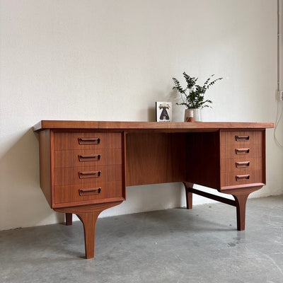 
                  
                    Ruim 2 - zijdig Deens vintage bureau teak - LOUI.STORE
                  
                