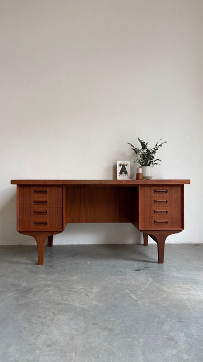 
                  
                    Ruim 2 - zijdig Deens vintage bureau teak - LOUI.STORE
                  
                