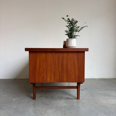 
                  
                    Ruim 2 - zijdig Deens vintage bureau teak - LOUI.STORE
                  
                