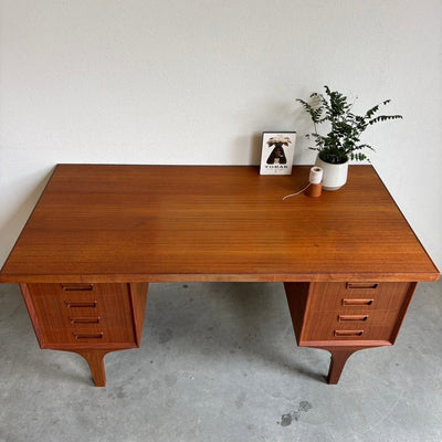 
                  
                    Ruim 2 - zijdig Deens vintage bureau teak - LOUI.STORE
                  
                
