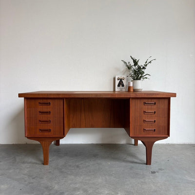 
                  
                    Ruim 2 - zijdig Deens vintage bureau teak - LOUI.STORE
                  
                