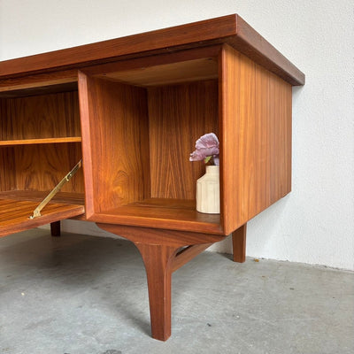 
                  
                    Ruim 2 - zijdig Deens vintage bureau teak - LOUI.STORE
                  
                