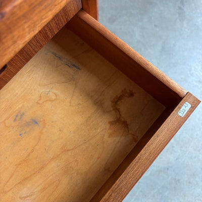 
                  
                    Ruim 2 - zijdig Deens vintage bureau teak - LOUI.STORE
                  
                