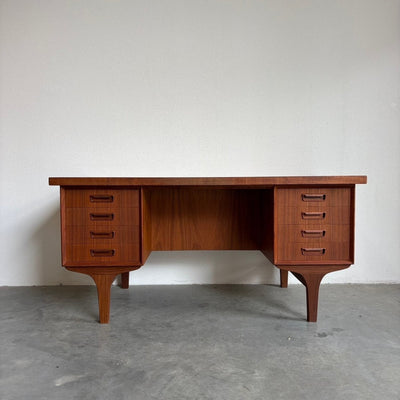 
                  
                    Ruim 2 - zijdig Deens vintage bureau teak - LOUI.STORE
                  
                