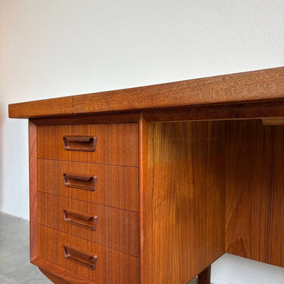 
                  
                    Ruim 2 - zijdig Deens vintage bureau teak - LOUI.STORE
                  
                