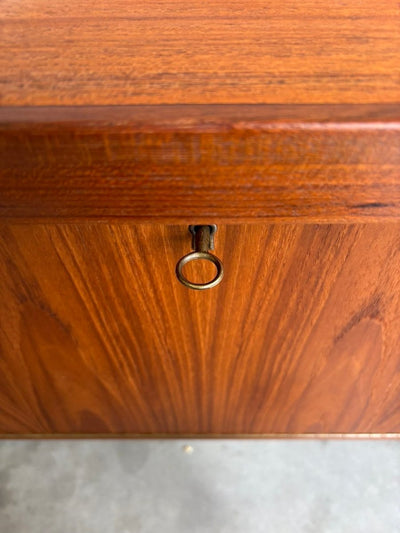 
                  
                    Ruim 2 - zijdig Deens vintage bureau teak - LOUI.STORE
                  
                