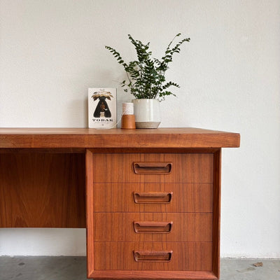 
                  
                    Ruim 2 - zijdig Deens vintage bureau teak - LOUI.STORE
                  
                