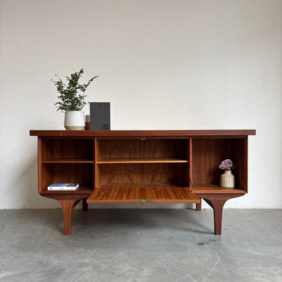 
                  
                    Ruim 2 - zijdig Deens vintage bureau teak - LOUI.STORE
                  
                