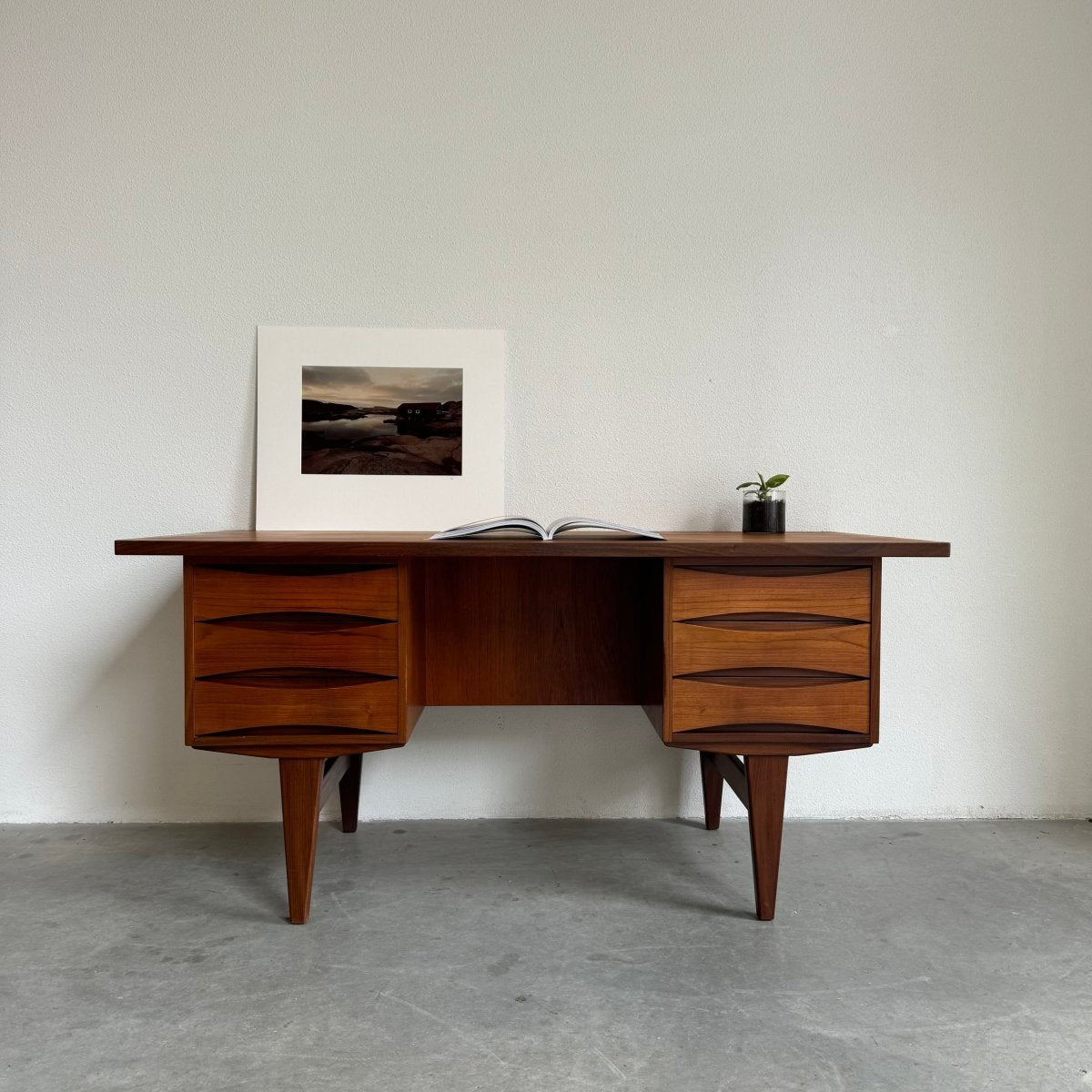 Ruim vintage Deens 2 - zijdig bureau - LOUI.STORE