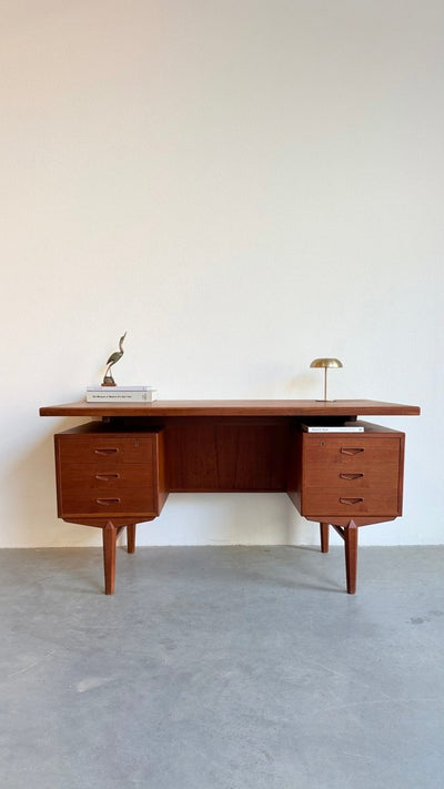 
                  
                    Ruim vintage teak bureau - schuin aflopend - LOUI
                  
                