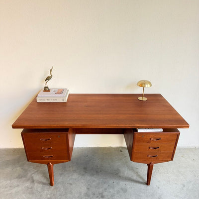 
                  
                    Ruim vintage teak bureau - schuin aflopend - LOUI
                  
                