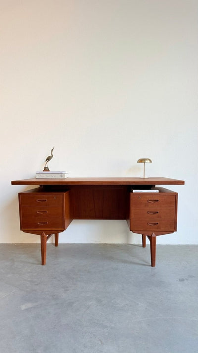 
                  
                    Ruim vintage teak bureau - schuin aflopend - LOUI
                  
                