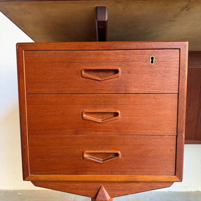 
                  
                    Ruim vintage teak bureau - schuin aflopend - LOUI
                  
                