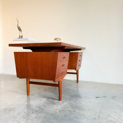 
                  
                    Ruim vintage teak bureau - schuin aflopend - LOUI
                  
                