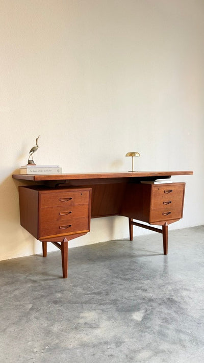 
                  
                    Ruim vintage teak bureau - schuin aflopend - LOUI
                  
                