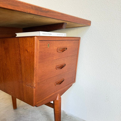 
                  
                    Ruim vintage teak bureau - schuin aflopend - LOUI
                  
                