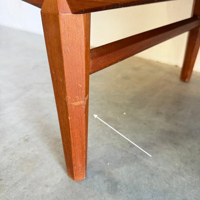 
                  
                    Ruim vintage teak bureau - schuin aflopend - LOUI
                  
                