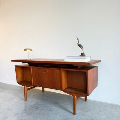 
                  
                    Ruim vintage teak bureau - schuin aflopend - LOUI
                  
                