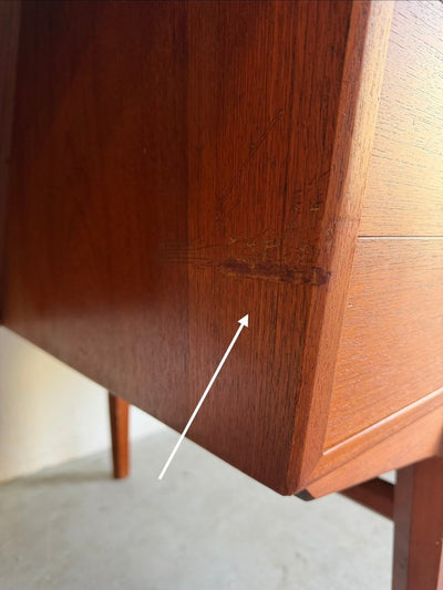 
                  
                    Ruim vintage teak bureau - schuin aflopend - LOUI
                  
                