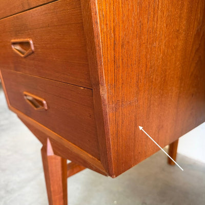 
                  
                    Ruim vintage teak bureau - schuin aflopend - LOUI
                  
                