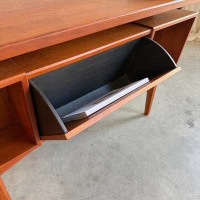 
                  
                    Ruim vintage teak bureau - schuin aflopend - LOUI
                  
                