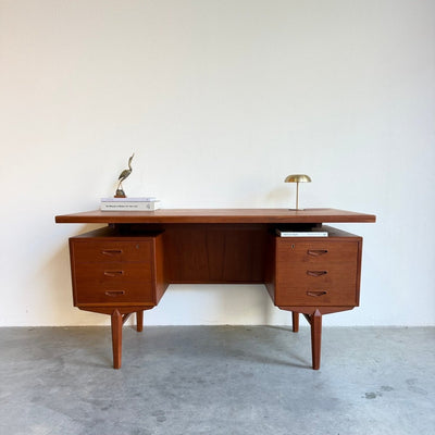 
                  
                    Ruim vintage teak bureau - schuin aflopend - LOUI
                  
                
