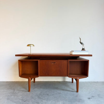 
                  
                    Ruim vintage teak bureau - schuin aflopend - LOUI
                  
                