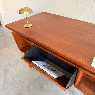 
                  
                    Ruim vintage teak bureau - schuin aflopend - LOUI
                  
                