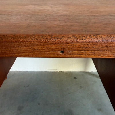 
                  
                    Ruim vintage teak bureau - schuin aflopend - LOUI
                  
                