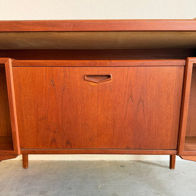 
                  
                    Ruim vintage teak bureau - schuin aflopend - LOUI
                  
                