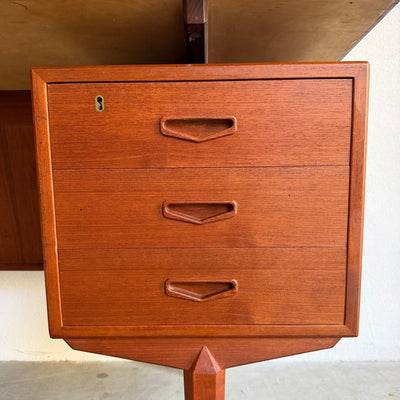 
                  
                    Ruim vintage teak bureau - schuin aflopend - LOUI
                  
                