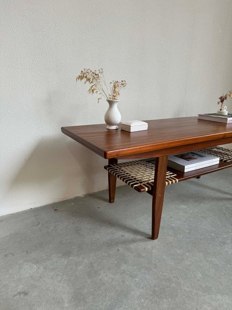 
                  
                    Salontafel teak met vlechtwerk - LOUI.STORE
                  
                