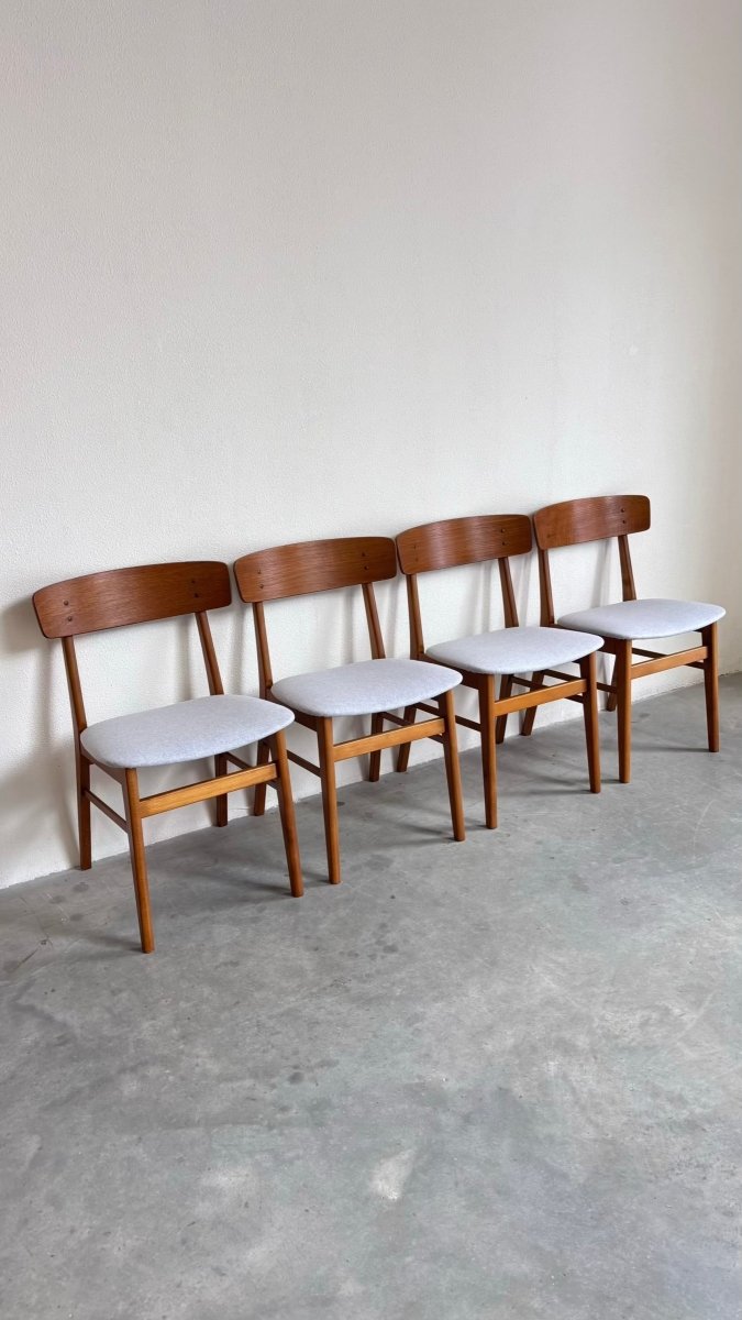 Set 4* Farstrup stoelen licht blauw - LOUI.STORE