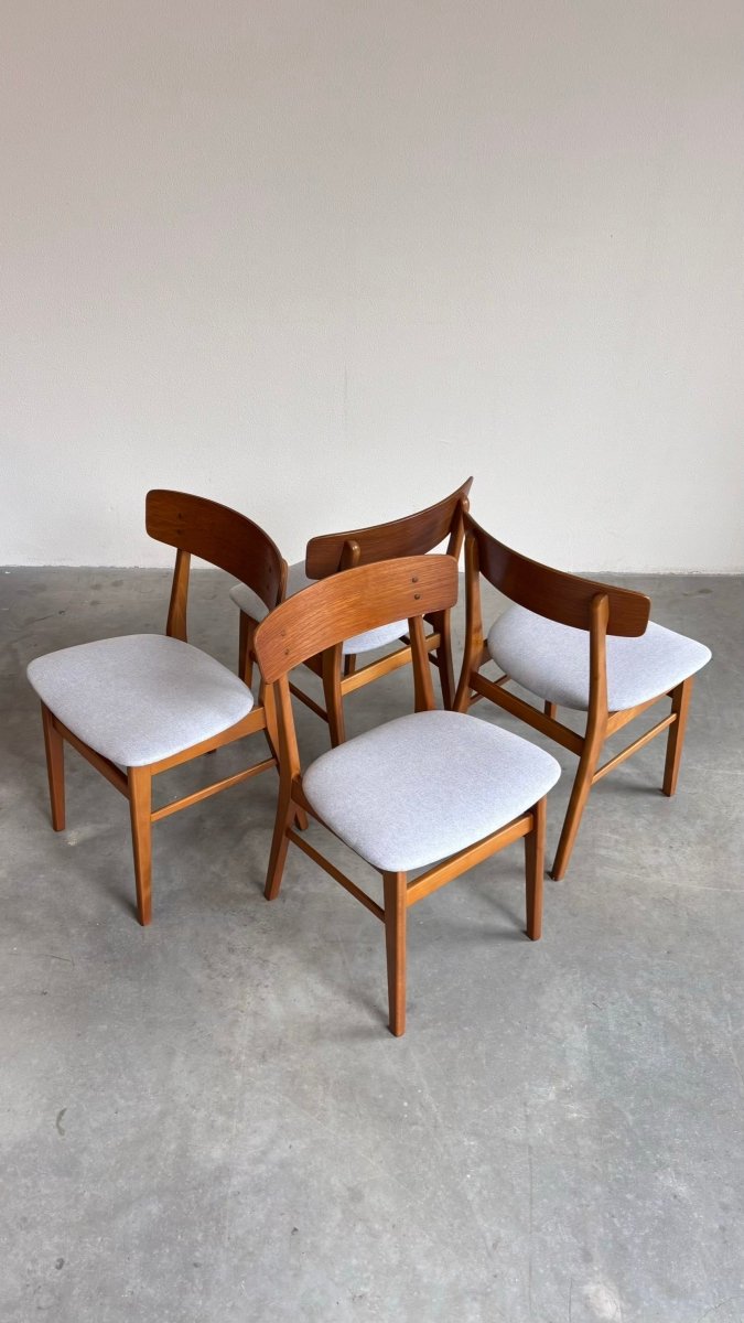 
                  
                    Set 4* Farstrup stoelen licht blauw - LOUI.STORE
                  
                