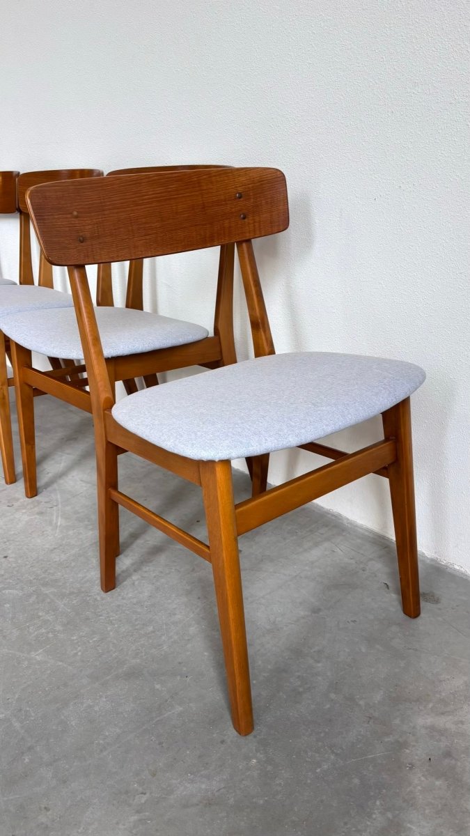 
                  
                    Set 4* Farstrup stoelen licht blauw - LOUI.STORE
                  
                