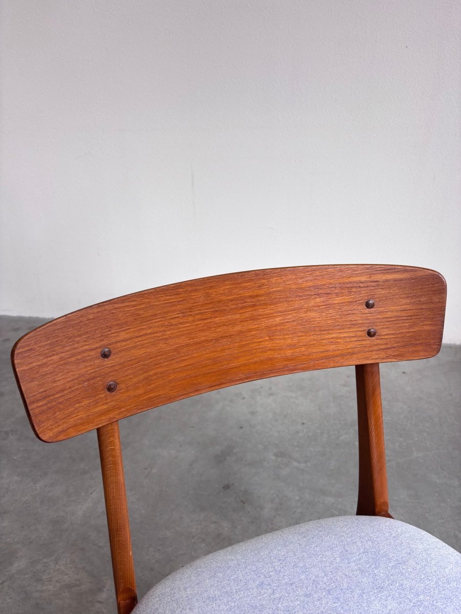
                  
                    Set 4* Farstrup stoelen licht blauw - LOUI.STORE
                  
                