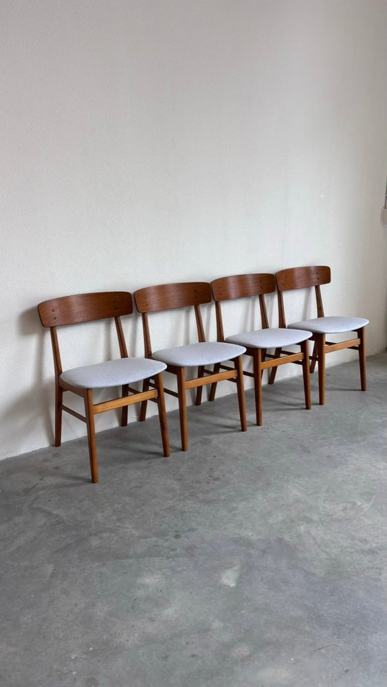 
                  
                    Set 4* Farstrup stoelen licht blauw - LOUI.STORE
                  
                