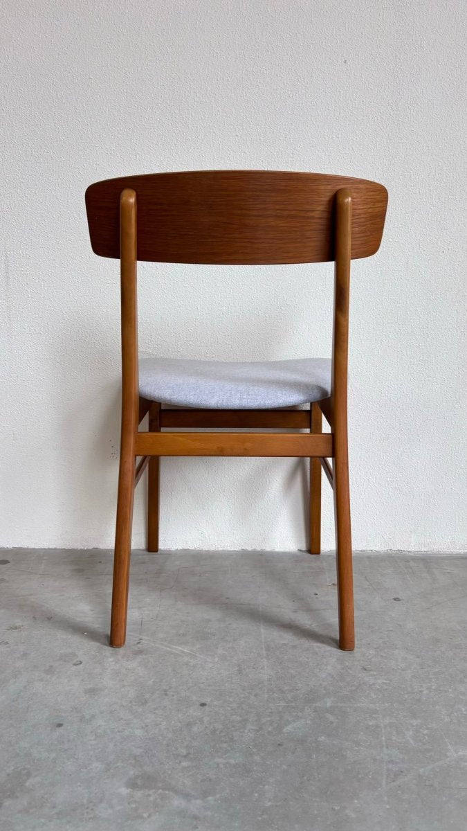 
                  
                    Set 4* Farstrup stoelen licht blauw - LOUI.STORE
                  
                