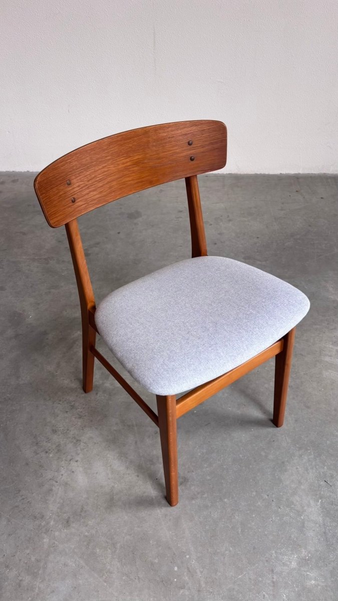 
                  
                    Set 4* Farstrup stoelen licht blauw - LOUI.STORE
                  
                