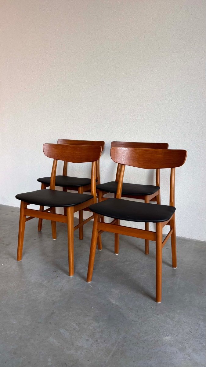 
                  
                    Set 4* vintage Findahl stoelen skai - LOUI.STORE
                  
                