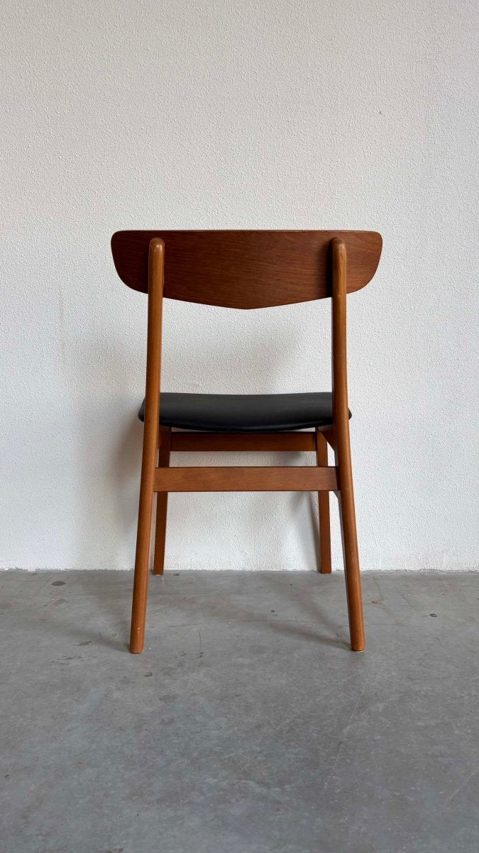 
                  
                    Set 4* vintage Findahl stoelen skai - LOUI.STORE
                  
                