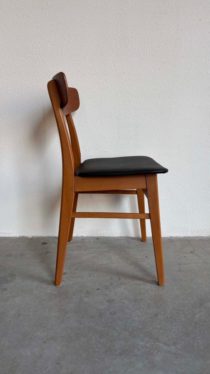 
                  
                    Set 4* vintage Findahl stoelen skai - LOUI.STORE
                  
                