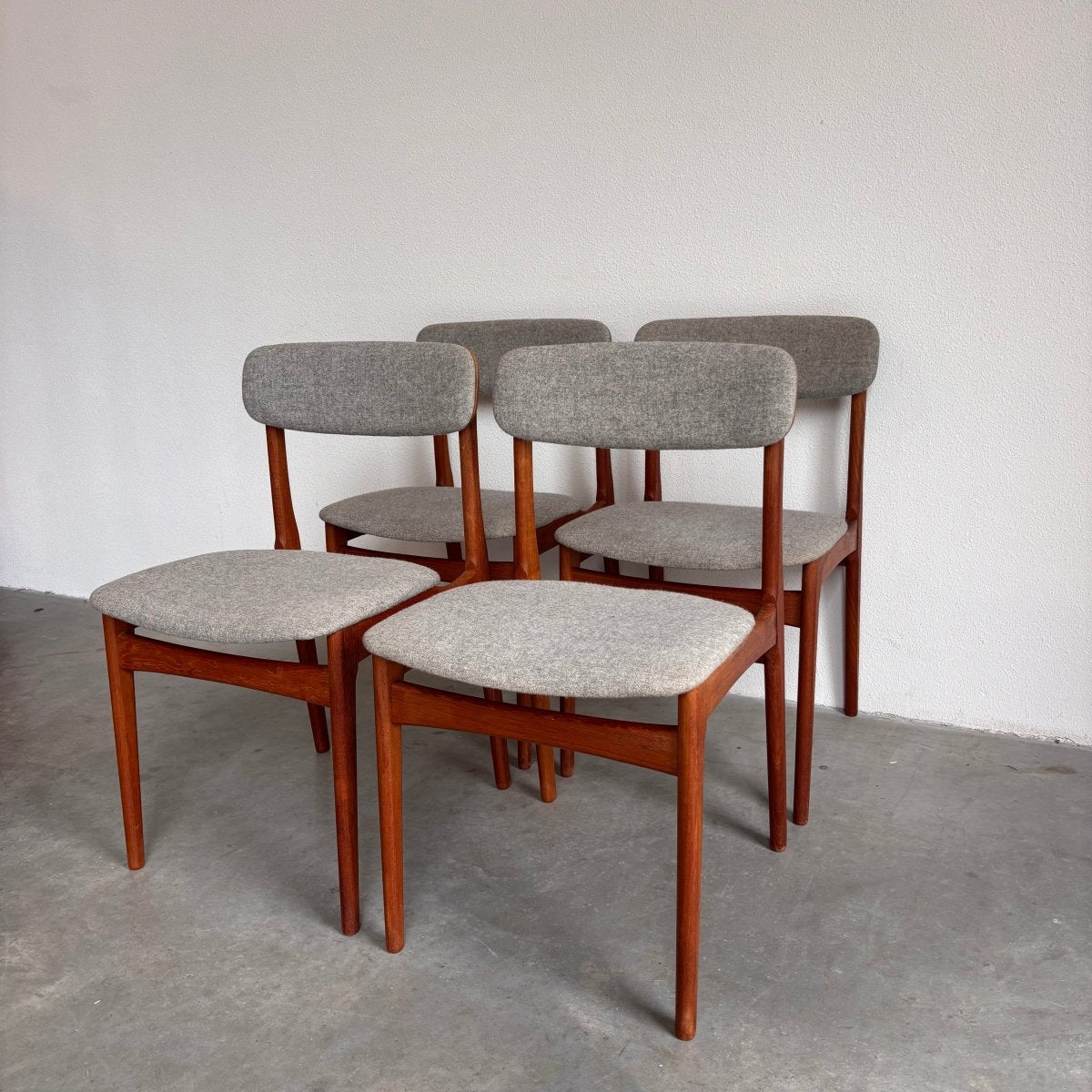 
                  
                    Set 4 vintage stoelen Thorsø - LOUI.STORE
                  
                