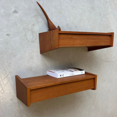 
                  
                    Set van 2 teak vintage wandkastjes - nachtkastjes - LOUI.STORE
                  
                