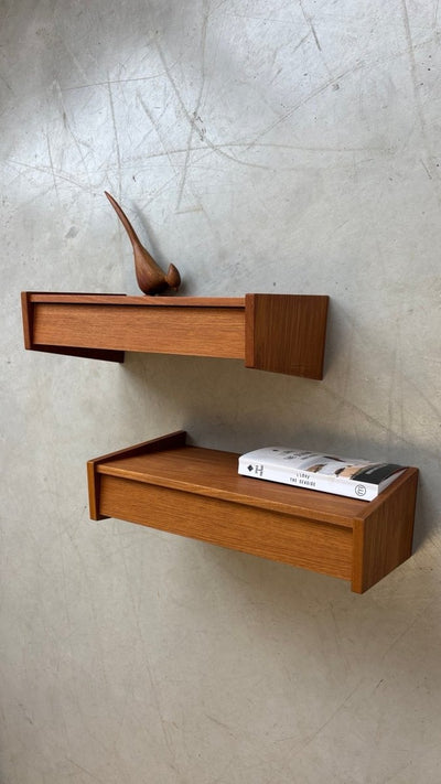 
                  
                    Set van 2 teak vintage wandkastjes - nachtkastjes - LOUI.STORE
                  
                